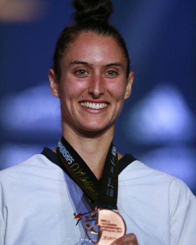 AME3728. GUADALAJARA (MÉXICO), 15/11/2022.- La española Cecilia Castro Burgos (medalla de bronce) posa en el podio hoy, en la premiación de la categoría -67kg femenino del Campeonato Mundial de Taekwondo realizado en el Centro Acuático de Guadalajara (México). EFE/ Francisco Guasco