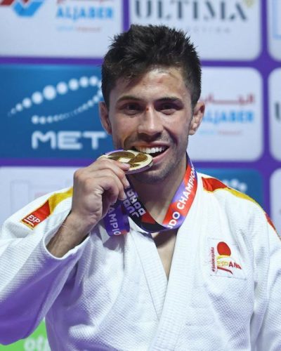 Spain's Francisco Garrigos poses with his gold medal during the podium ceremony at the World Judo Championships in Doha on May 7, 2023. (Photo by KARIM JAAFAR / AFP)