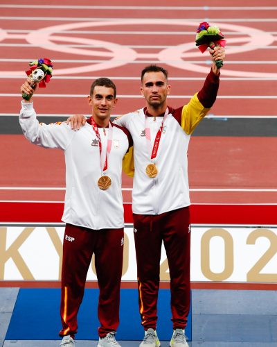 Gerard Descarrega y su guía Guillermo Rojo han conseguido la medalla de oro en los 400 m T11. Estadio Olímpico de Tokio. 29/08/21. Juegos Paralímpicos Tokio 2020. © Israel Gardyn / CPE.